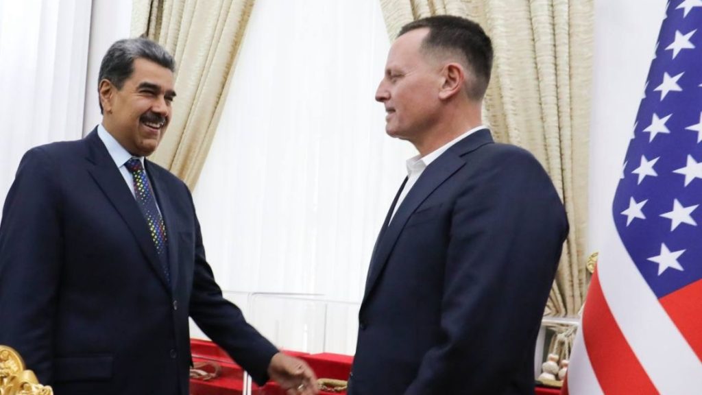 Grenell dice que mantiene diálogos con Maduro