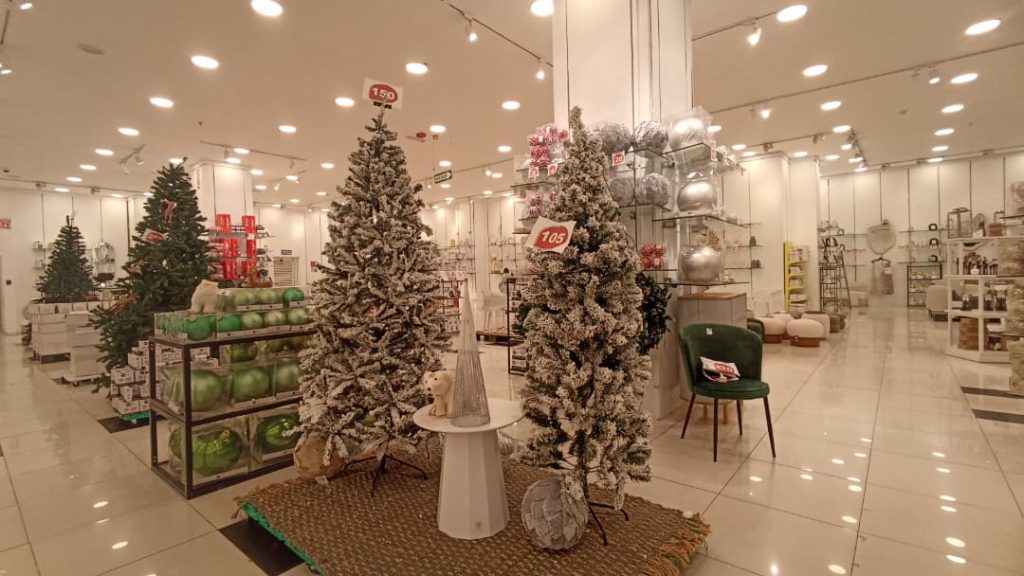 La Navidad comienza a sentirse en comercios