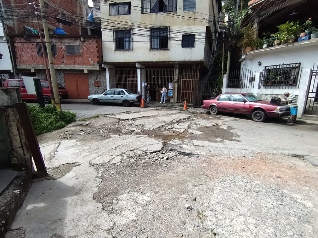 Vía en Vuelta Larga permanece destrozada