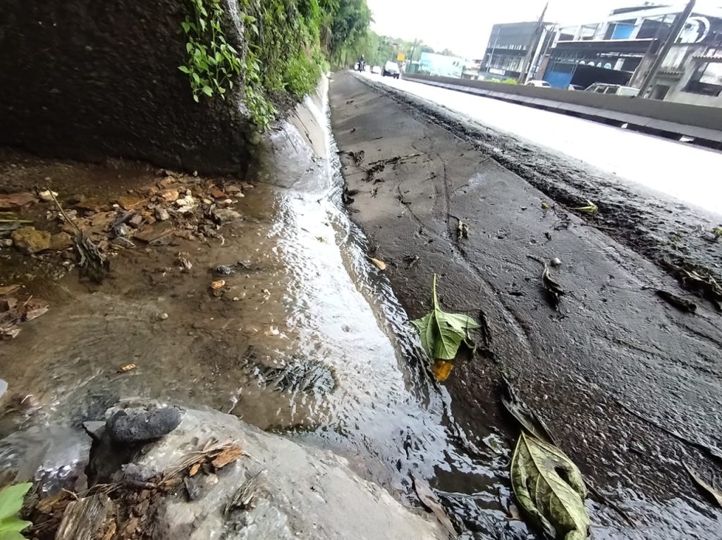 Piden eliminar bote de aguas negras en el kilómetro 19