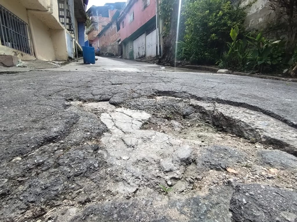 Vías de El Tanque en José Manuel están destrozadas