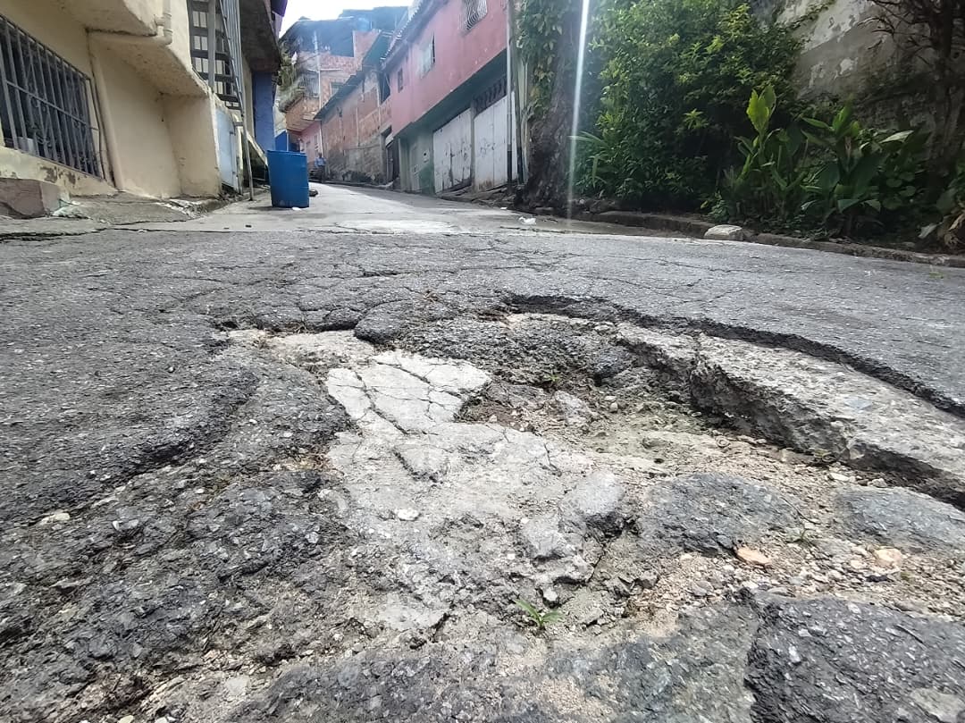 Vías de El Tanque en José Manuel están destrozadas