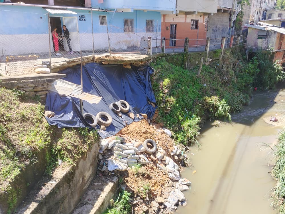 Milagros y su familia lleva seis años desafiando el peligro