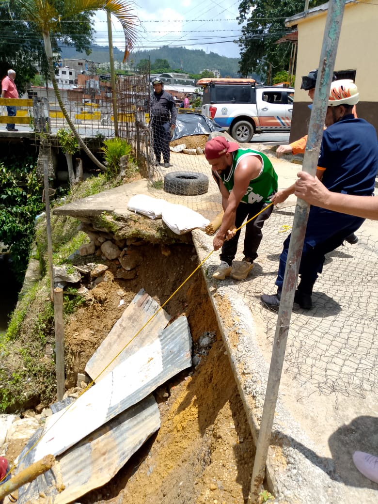 Atienden emergencia en callejón Araure