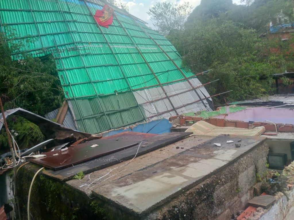 Fuerte de viento arrasó con techo de vivienda