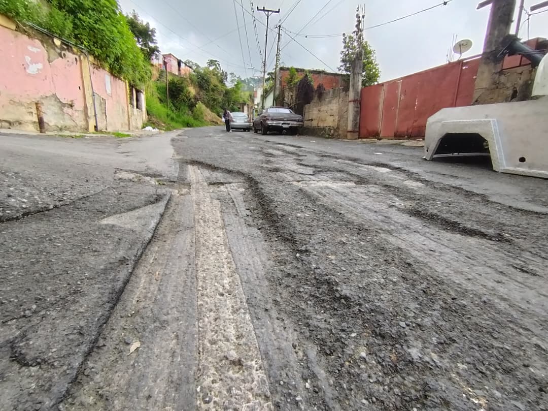 Vía de El Trabuco está destrozada