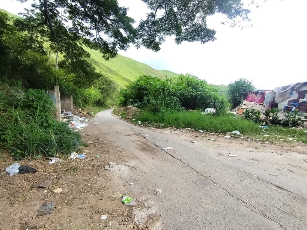 Alertan sobre acumulación de desechos en carretera