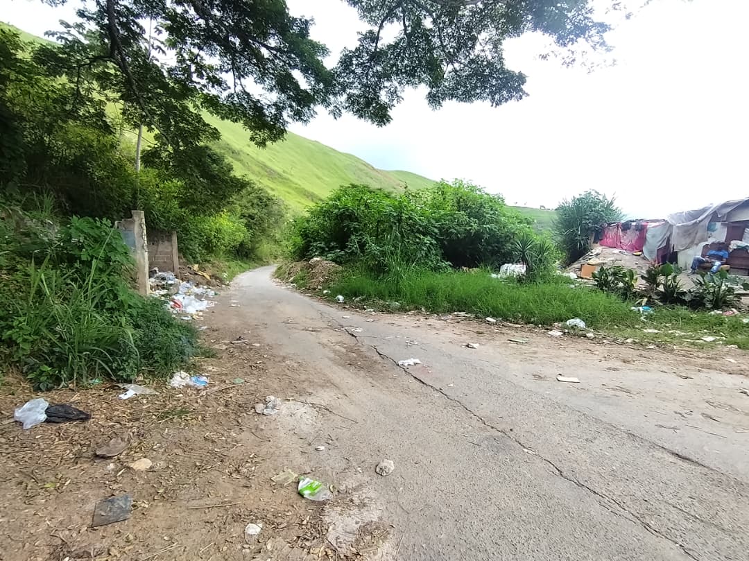 Alertan sobre acumulación de desechos en carretera