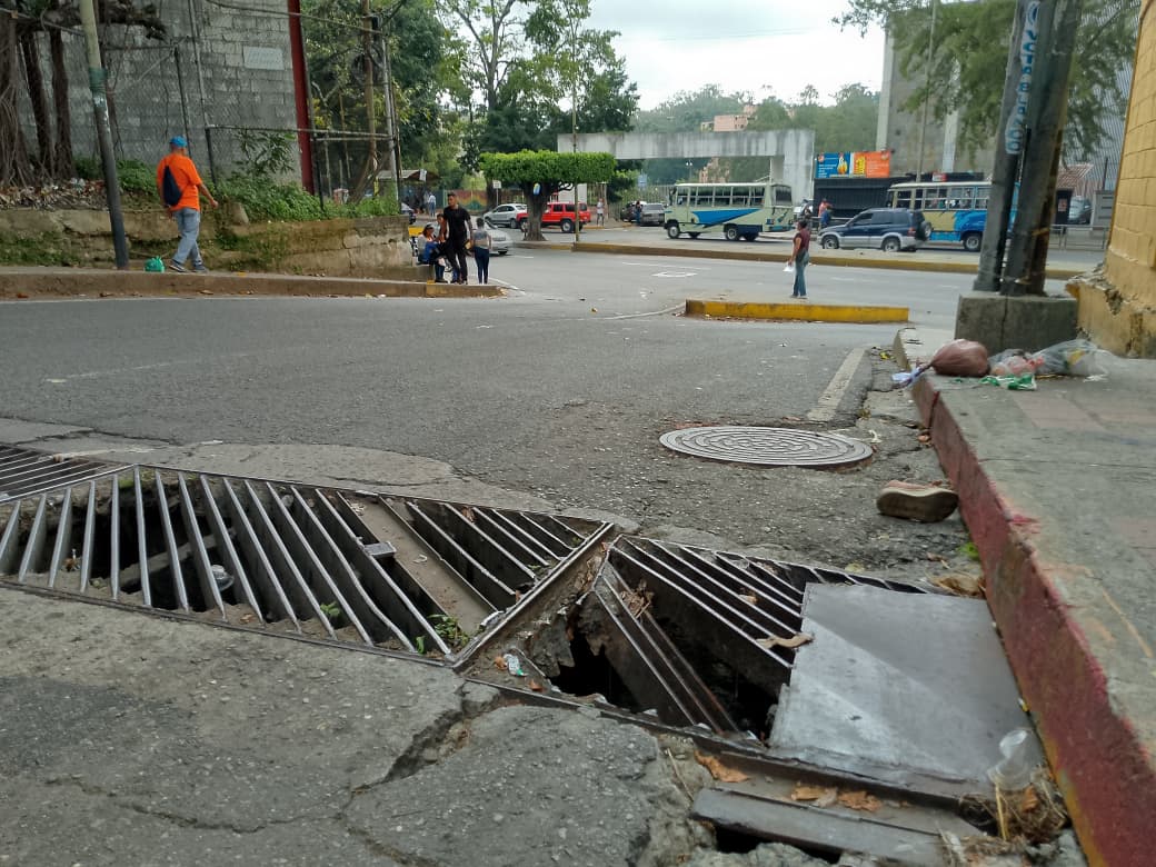 Peligro en plantel por colapso de alcantarilla