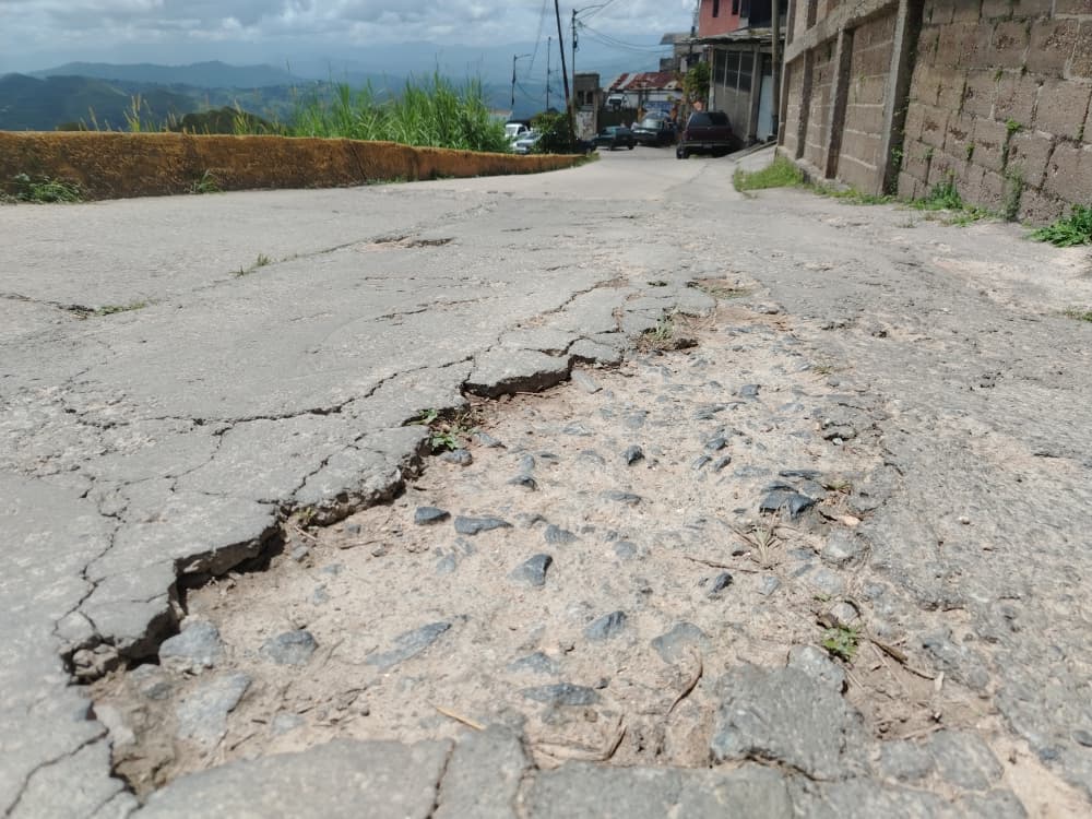 Piden asfaltar toda la vía de Potrerito 2