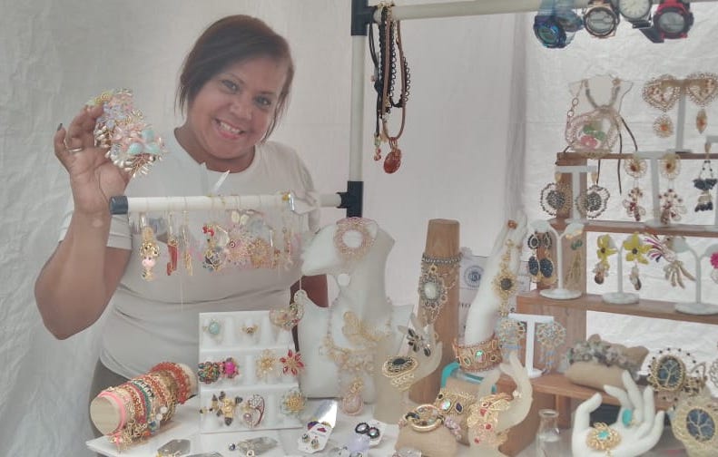 Artesana combina tradición familiar y bisutería de alambre