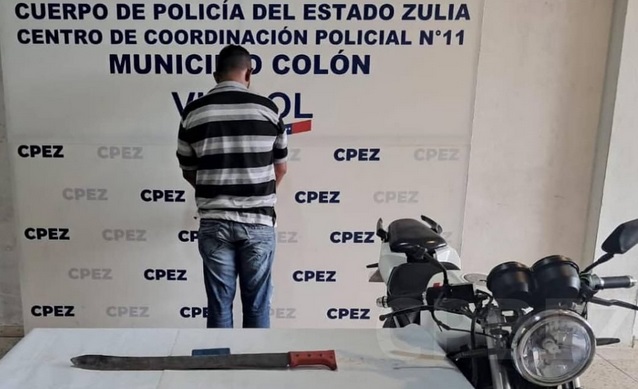 Ataca con machete a pareja de su ex