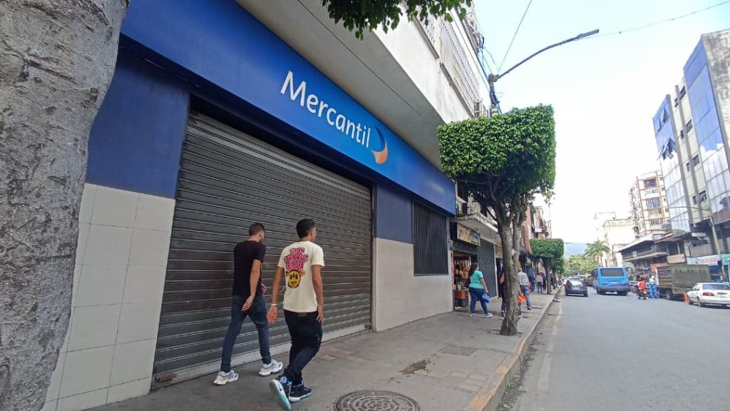 Agencia del Mercantil con la santamaría abajo