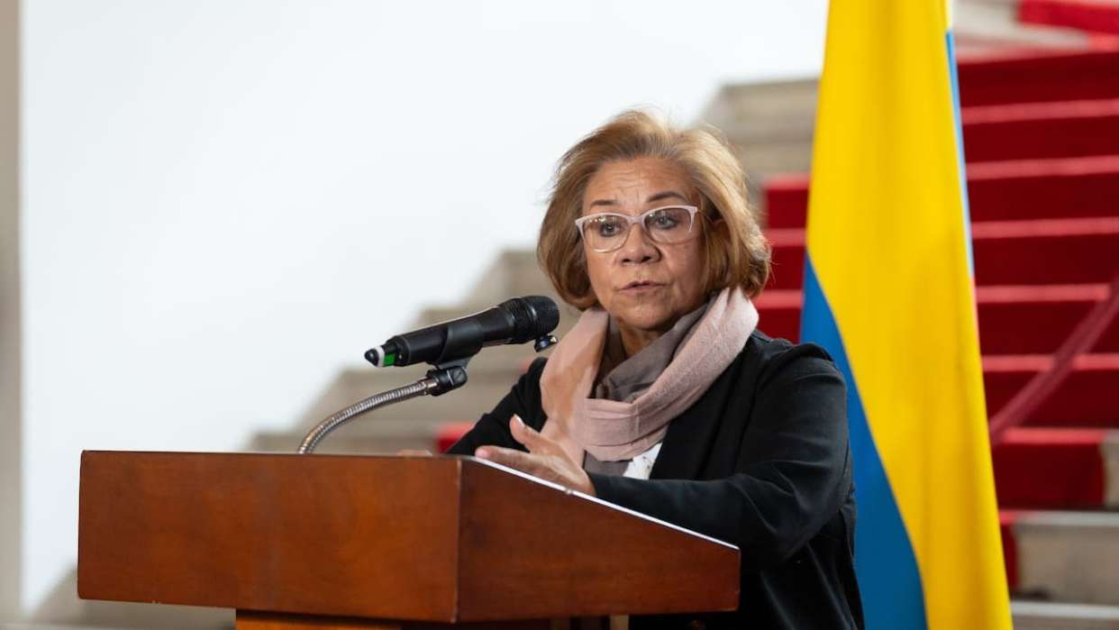 Canciller colombiana renuncia a visa en apoyo a Petro 