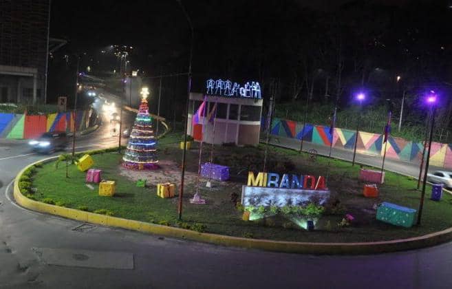 Encenderán gigantesco árbol de Navidad
