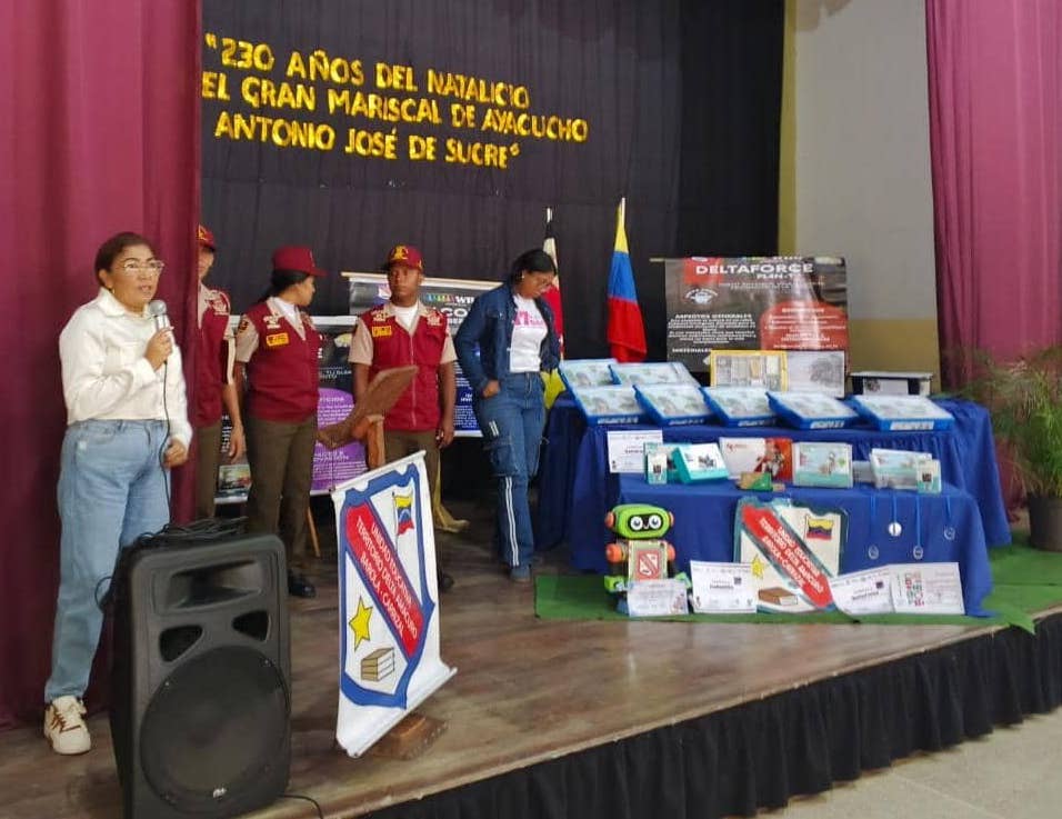 Kits de robótica y tecnología reciben jóvenes carrizaleños