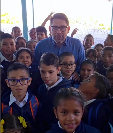 Alcaldes se unen al inicio del año escolar