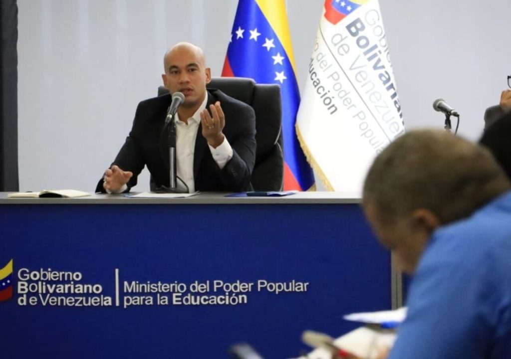 Ministro evalúa eliminar tareas escolares