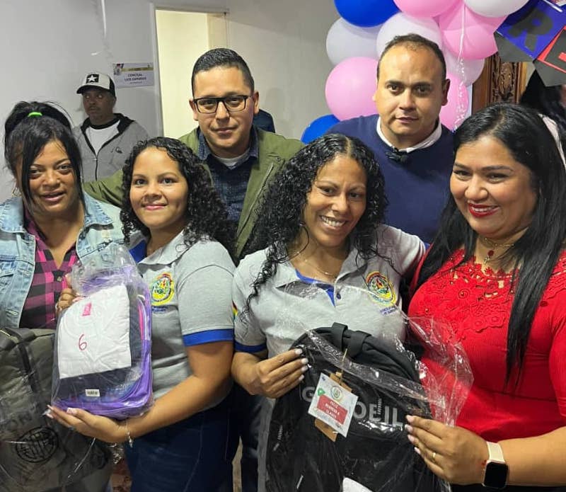 Hijos de empleados del Concejo reciben combos escolares