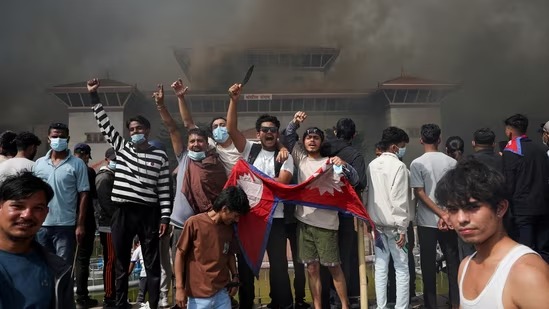 Protestas provocan la caída del Gobierno de Nepal