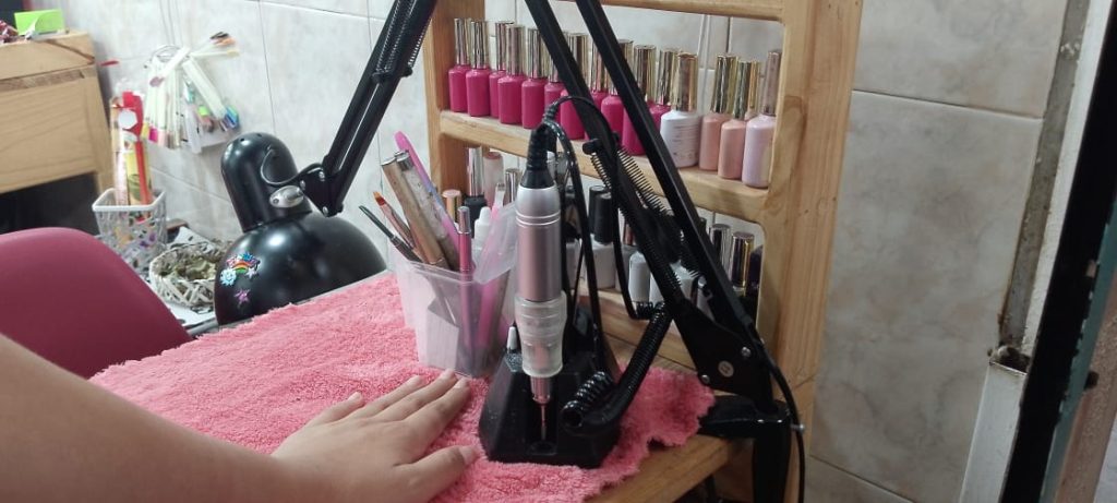 Manicuristas trabajan con esmaltes nacionales