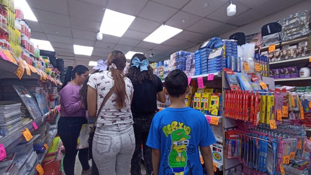 En marcha compras de útiles y uniformes de última hora
