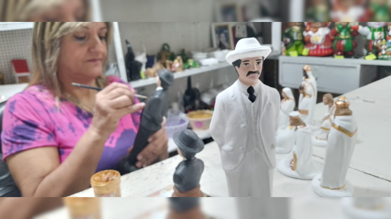 Restauran figuras decorativas en mercado de El Paso