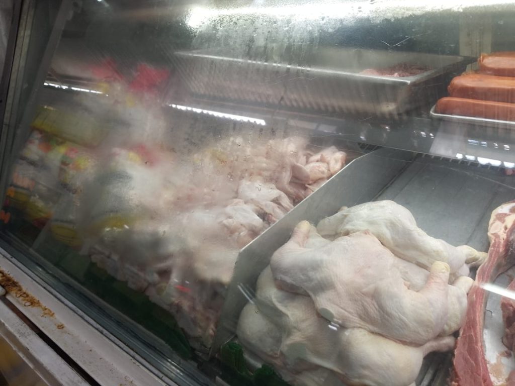 Compradores “maratonean” para comparar precio del pollo