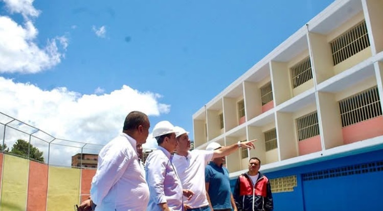Supervisan obras en planteles mirandinos