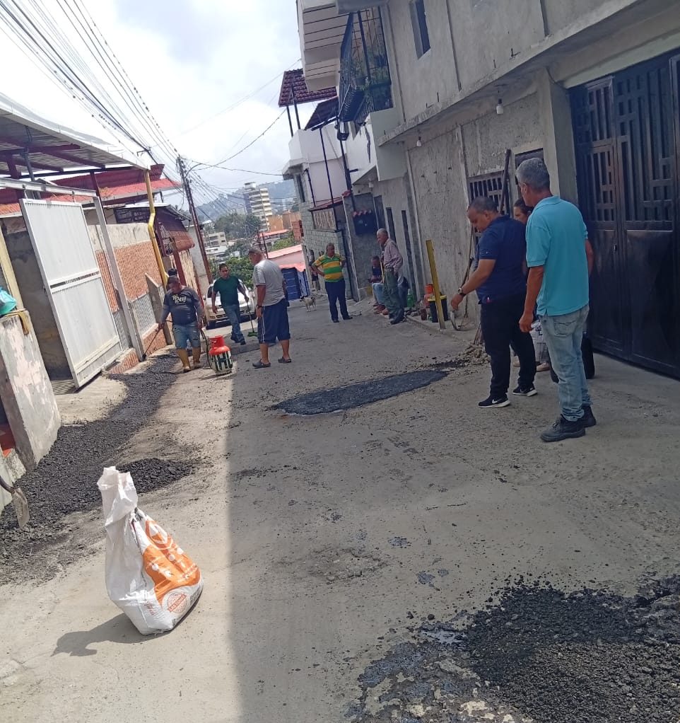 Vecinos de La Cruz se unen para recuperar carretera