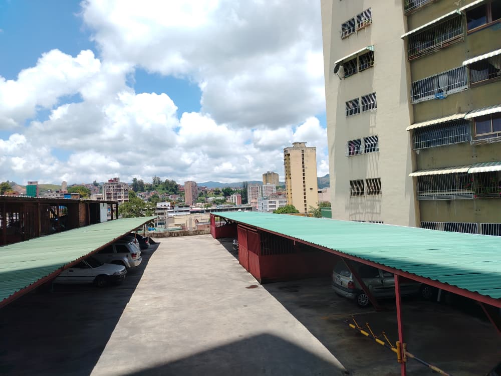 Sustituyen techos en estacionamiento