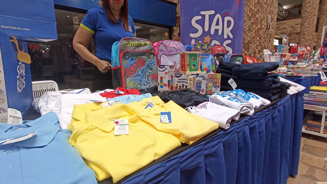 Padres buscan ofertas para adquirir útiles escolares