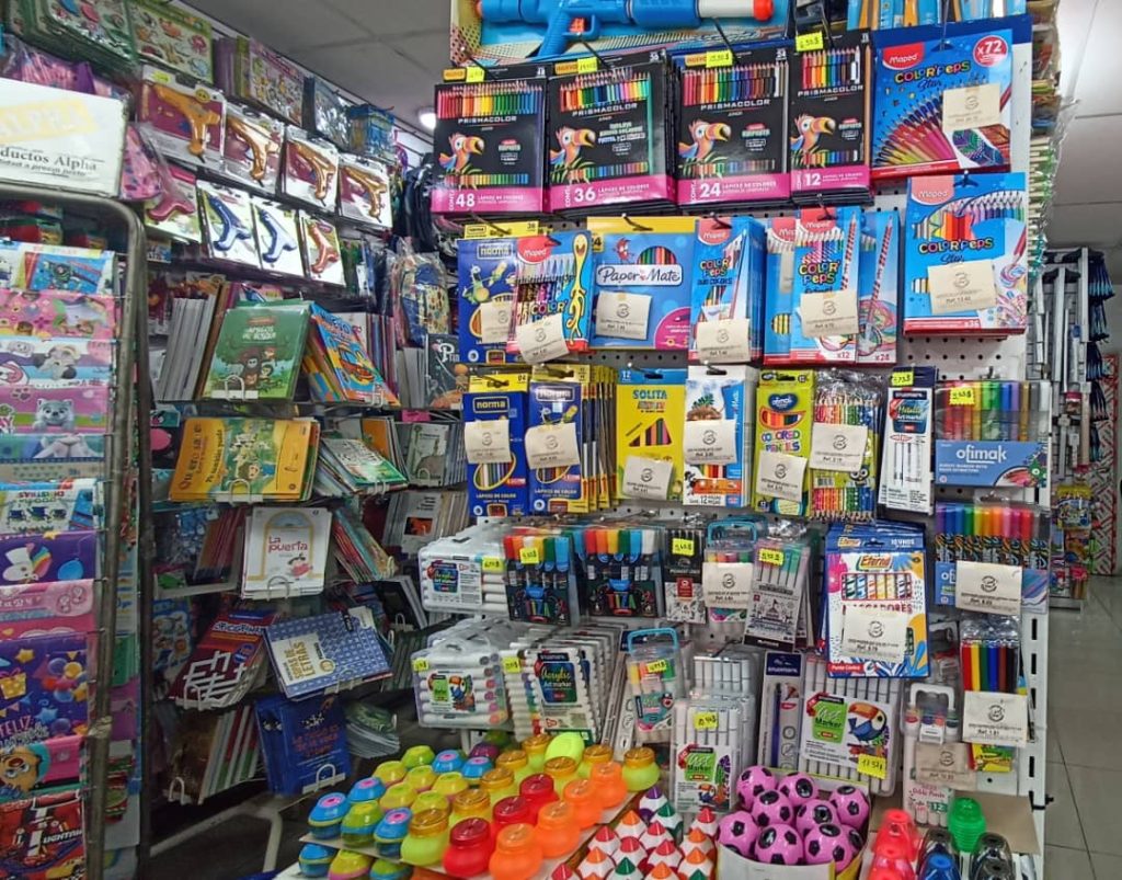 Reportan lentitud en ventas de libros y útiles escolares