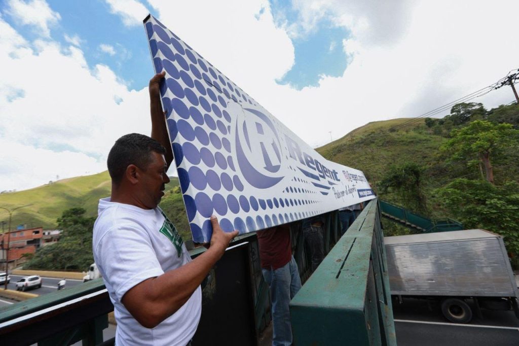 Desmontan vallas publicitarias en la Panamericana