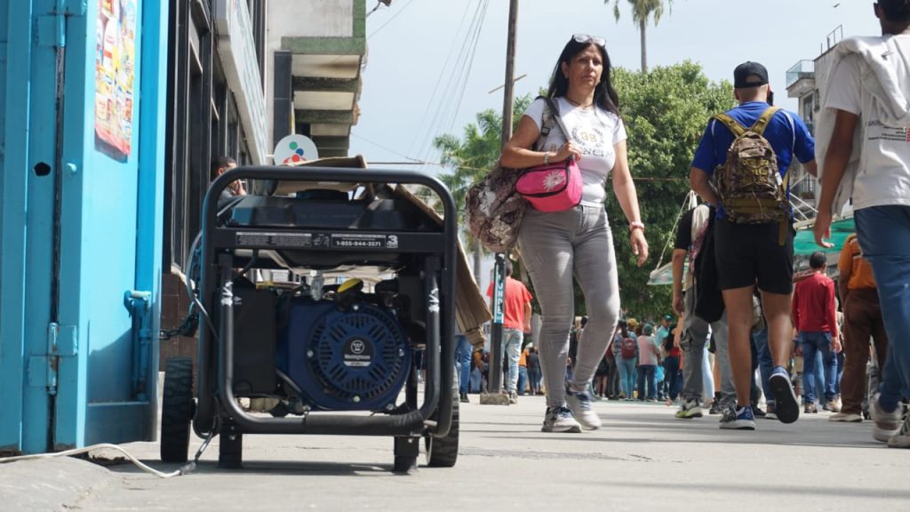 Atienden avería que dejó sin luz al centro