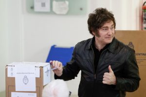 Milei vota en las legislativas de Argentina, primer gran test electoral para su Gobierno