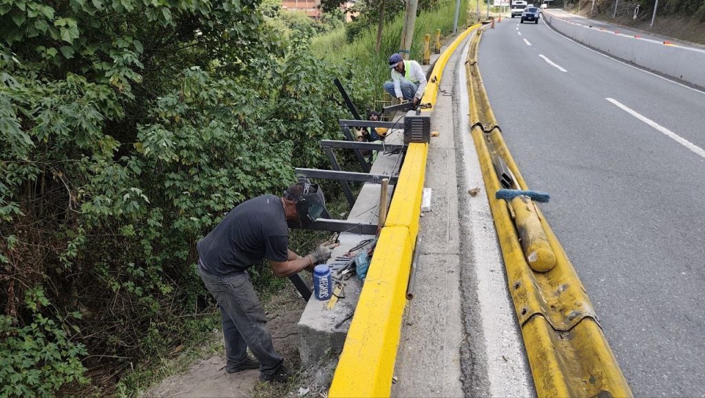 Construyen 60 metros de acera aérea en la Sorocaima