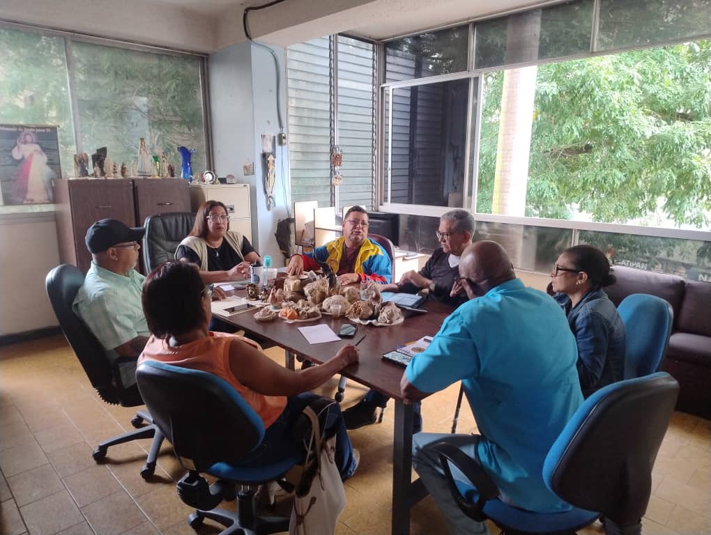 Docentes recogen firmas para solicitar bono de $400