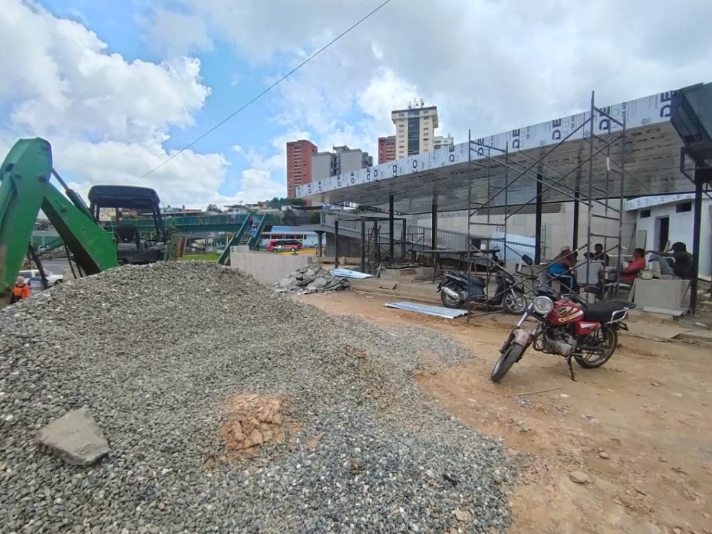 Construcción del terminal Independencia en su fase final
