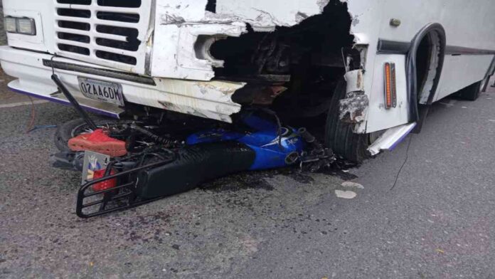 Mueren dos motorizados en choque