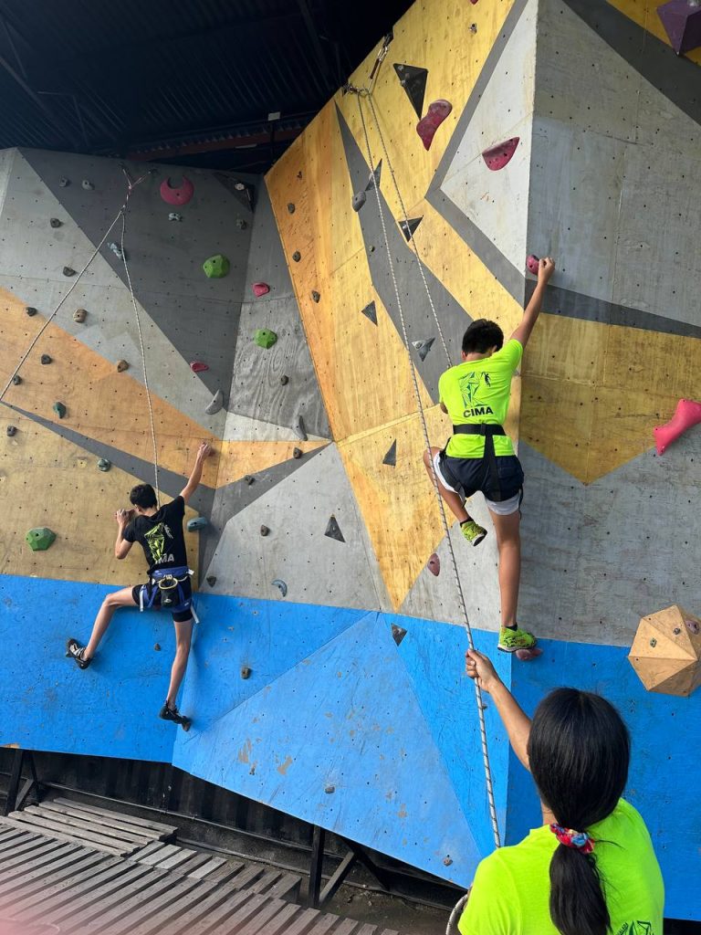 Enseñan sobre escalada de pared