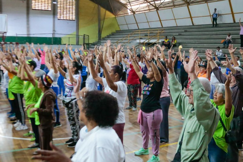 Adultos mayores celebraron su día bailando y jugando