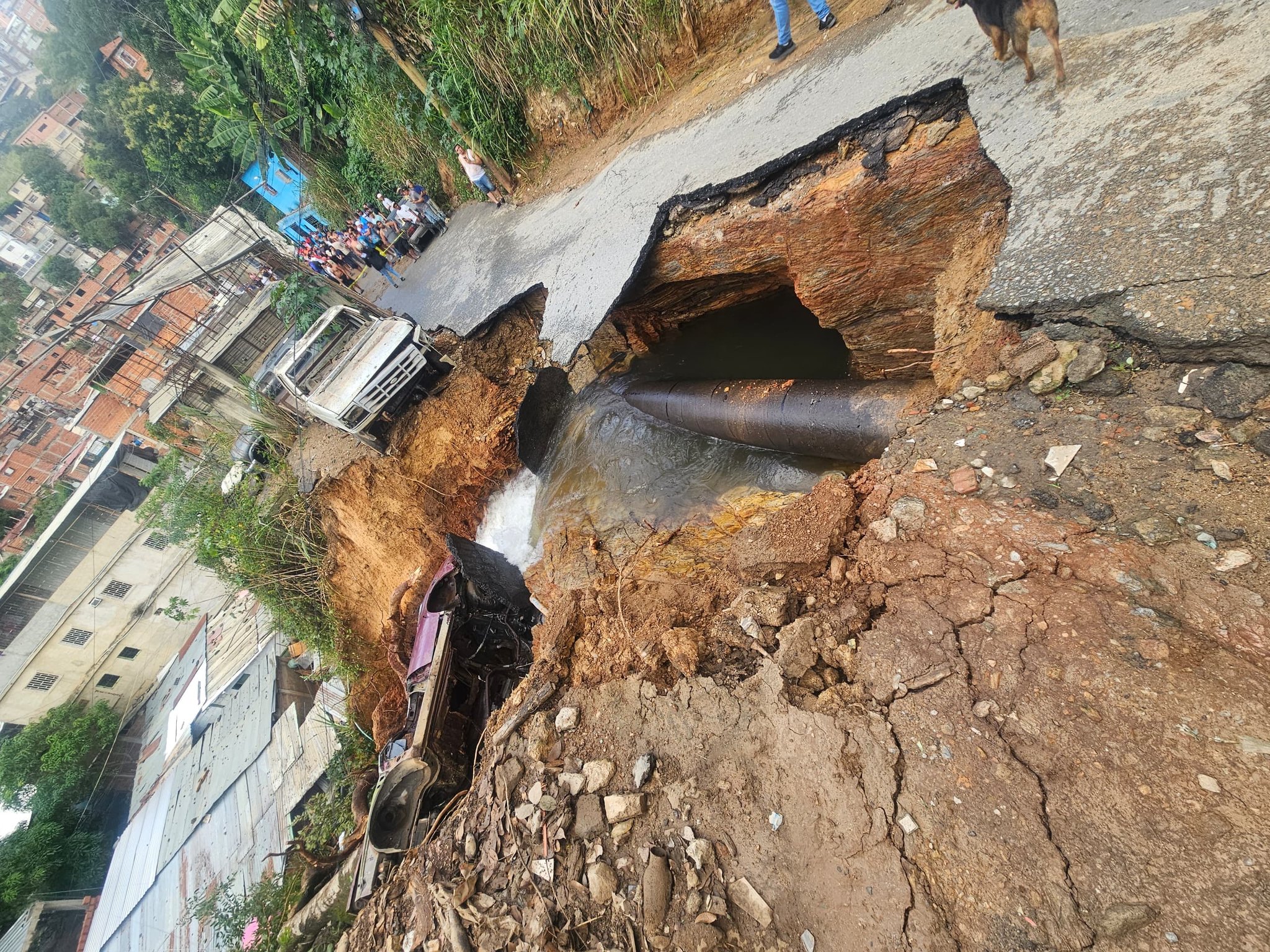 Rotura de tubería en El Hatillo deja 20 heridos y 162 personas evacuadas