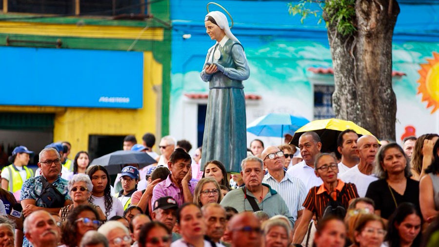 Develan escultura de la madre Carmen