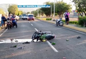 Muere-futbolista-al-estrellar-su-moto-contra-un-vehiculo-accidentado-en-la-via
