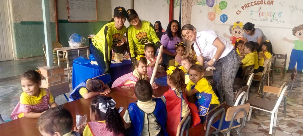 Niños aprenden el arte de la elaboración de tequeños
