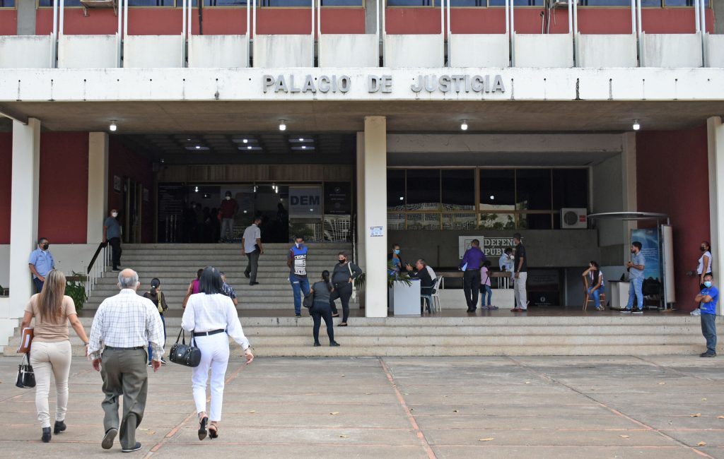 28 años de prisión por violar a su hijastra