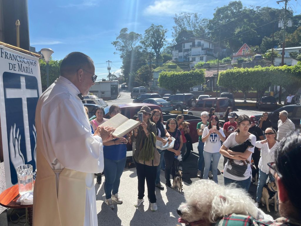 Realizan bendición de mascotas en honor a San Francisco de Asís