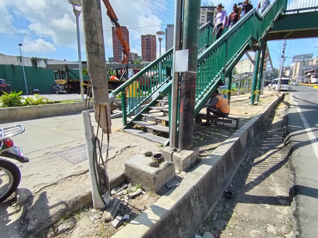 Camión fracturó base de un poste en el kilómetro 25