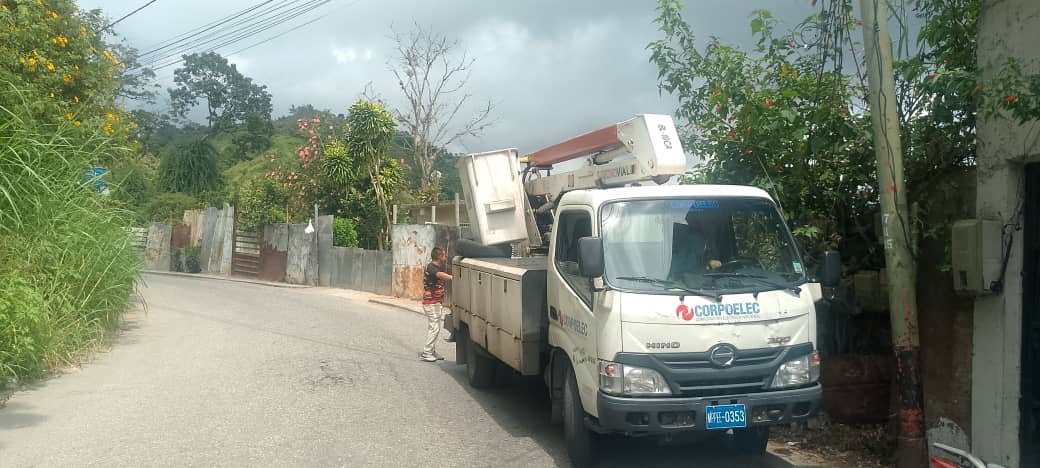 Reemplazan transformador en Los Barriales